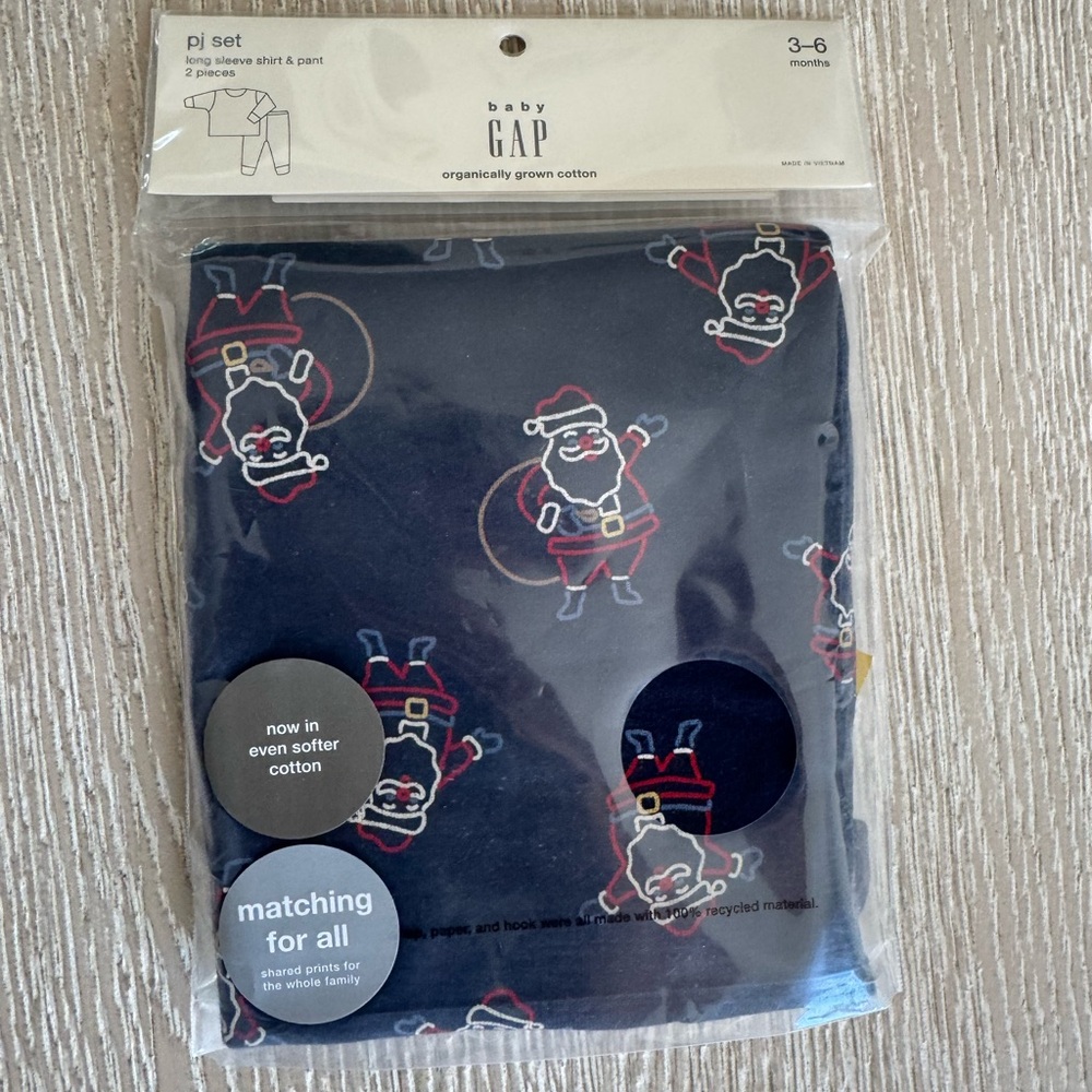 GAP baby holiday Navy Santa pajama set, NWT 3-6 months